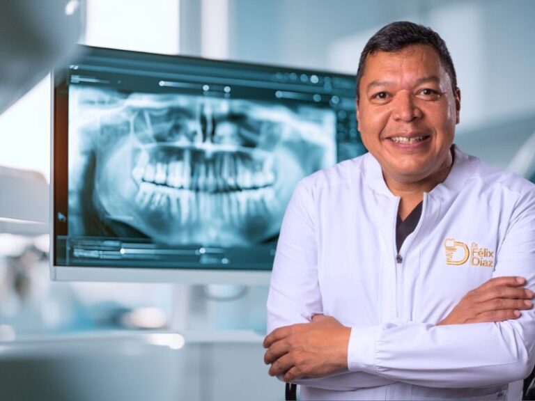 Dr. Félix Díaz, odontólogo especialista en odontología digital e implantología, en su consultorio del CCCT Caracas con radiografía panorámica digital.