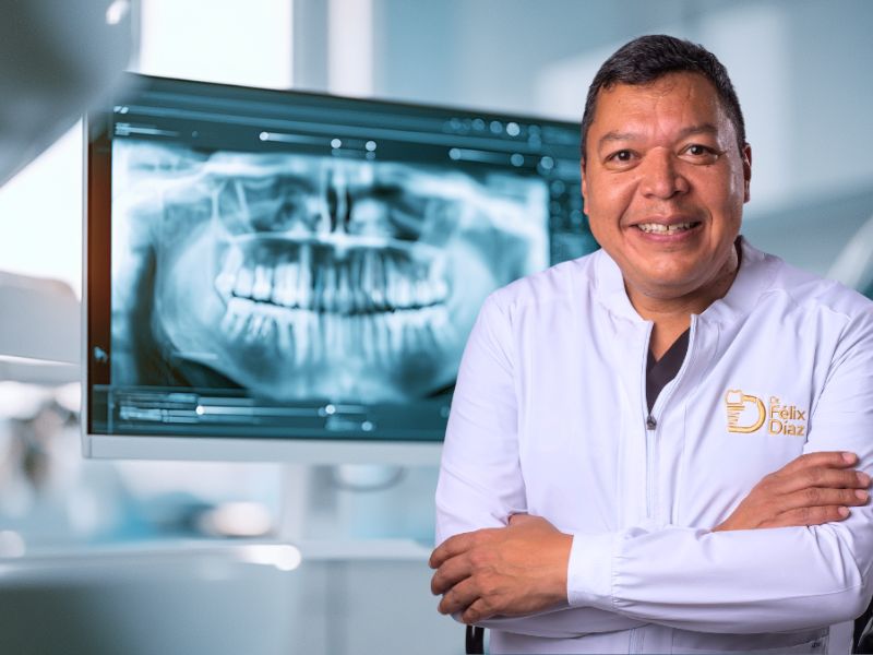 Dr. Félix Díaz, odontólogo especialista en odontología digital e implantología, en su consultorio del CCCT Caracas con radiografía panorámica digital.