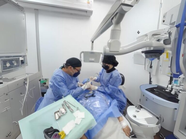 El Dr. Félix Díaz colocando implantes dentales All-on-Six en su consultorio en Caracas