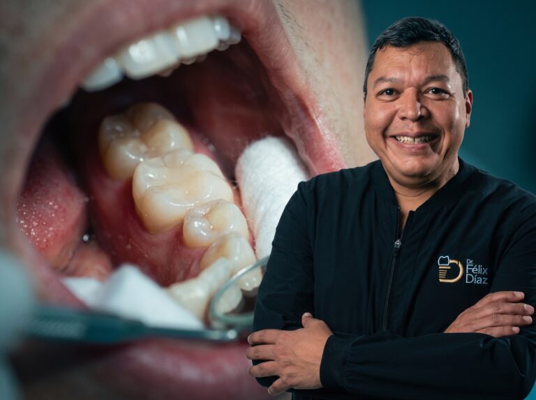 Dr. Félix Díaz junto a un molar restaurado con resina, odontología sin dolor en Caracas